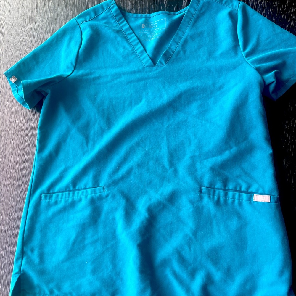 Figs Three Pocket Scrub Top- Carribean Blue